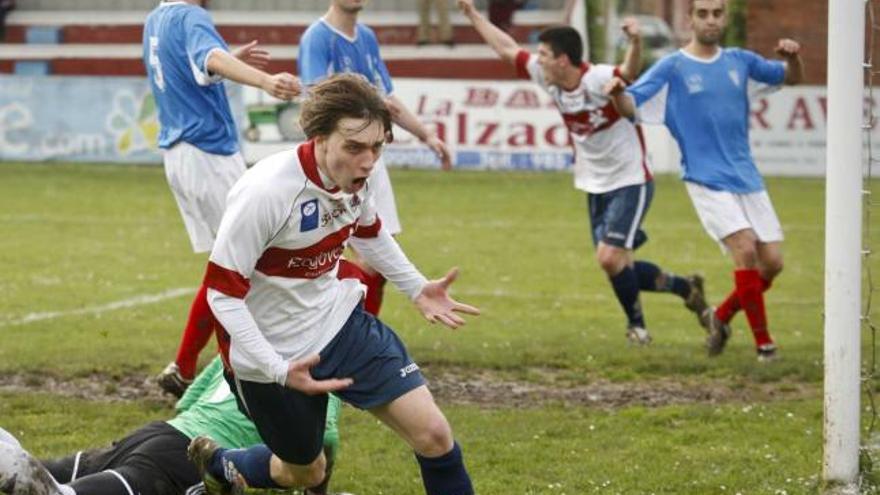 Fassani, celebrando, ayer, en Santa Cruz su decimocuarto gol de la temporada.