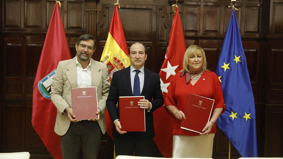 El director de la Agencia de Actividades (izq.), el delegado de Urbanismo (centro) y la presidenta de CAFMadrid (der.).