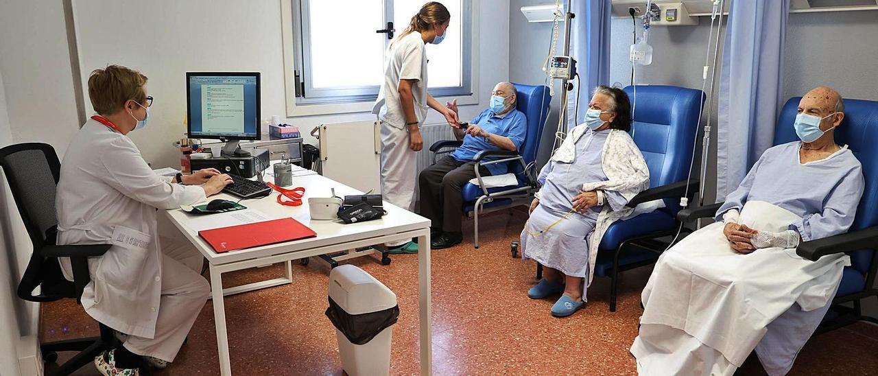 La doctora Luisa Valle y la enfermera Andrea Seoane supervisan a tres pacientes el pasado viernes en el nuevo hospital de día.