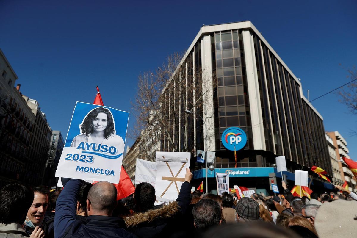 Les claus d’un congrés extraordinari al PP: ¿pot forçar-lo Ayuso per fer fora Casado?, ¿quins terminis hi ha?