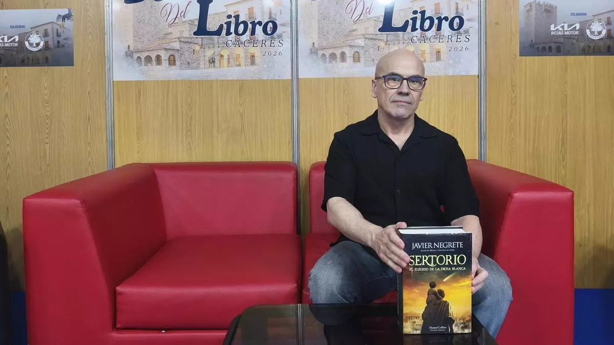 Javier Negrete en la Feria del Libro de Cáceres: "Escribir es hacer creíble lo que no forma parte de nuestra experiencia"