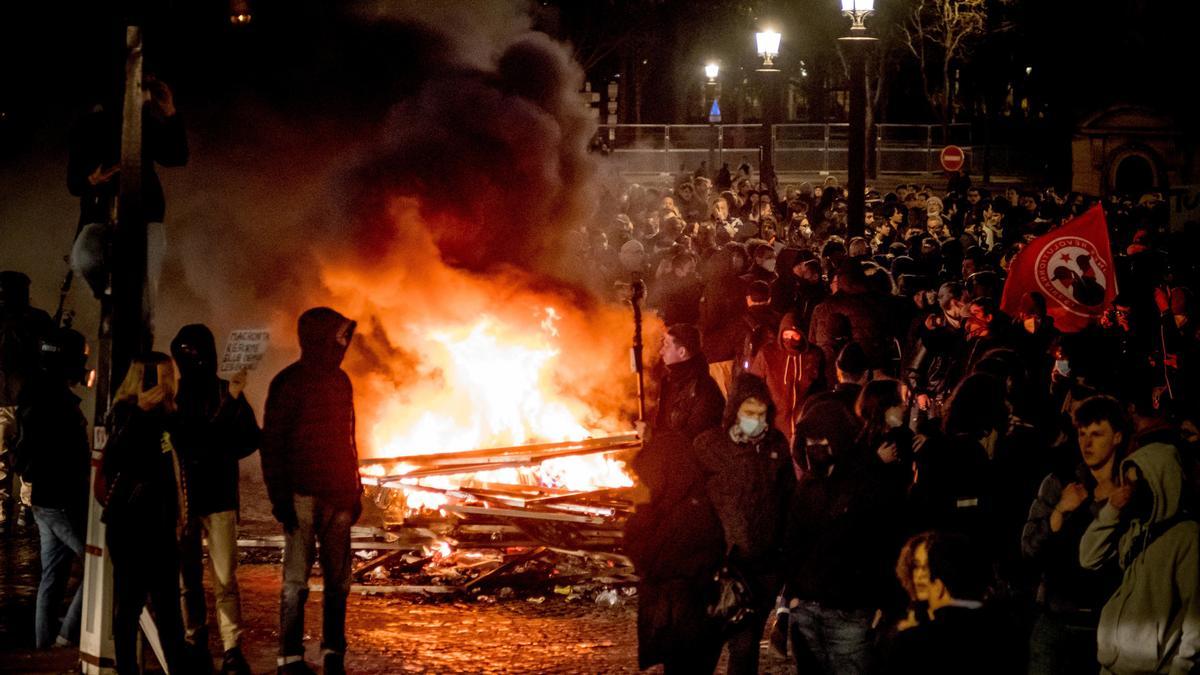 Protestas en París tras la aprobación de la reforma de la pensiones