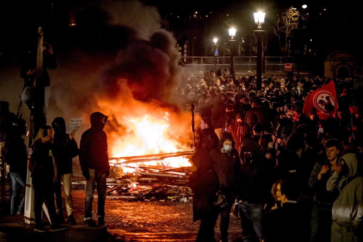 Detingudes 200 persones a París després d’una nit de disturbis contra la reforma de les pensions de Macron