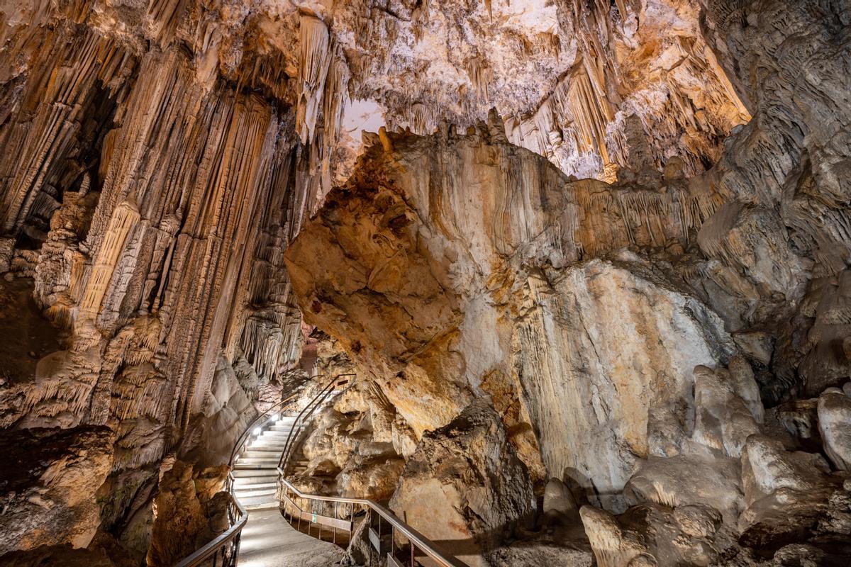 Si estás pensando en vivir una Navidad diferente, la Cueva de Nerja ye está esperando.