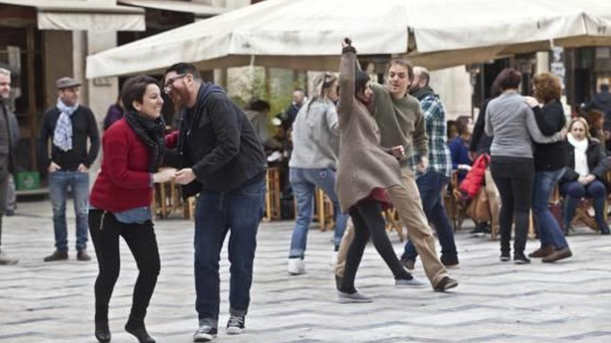 El swing inunda la Plaça de Dins de Alcoy