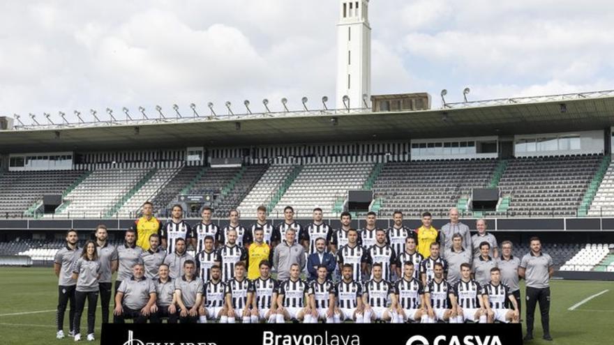 Fotografía de la plantilla, cuerpo técnico y directiva del CD Castellón.