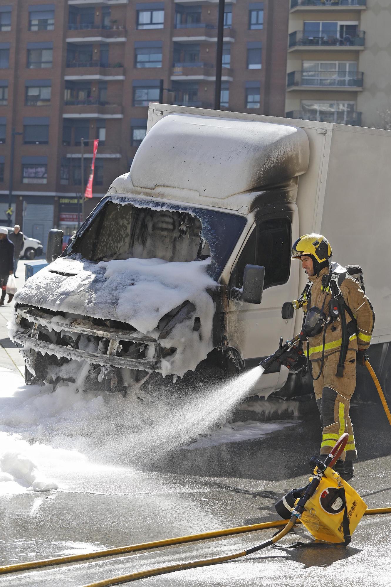 Crema un camió davant del Mercat del Lleó de Girona