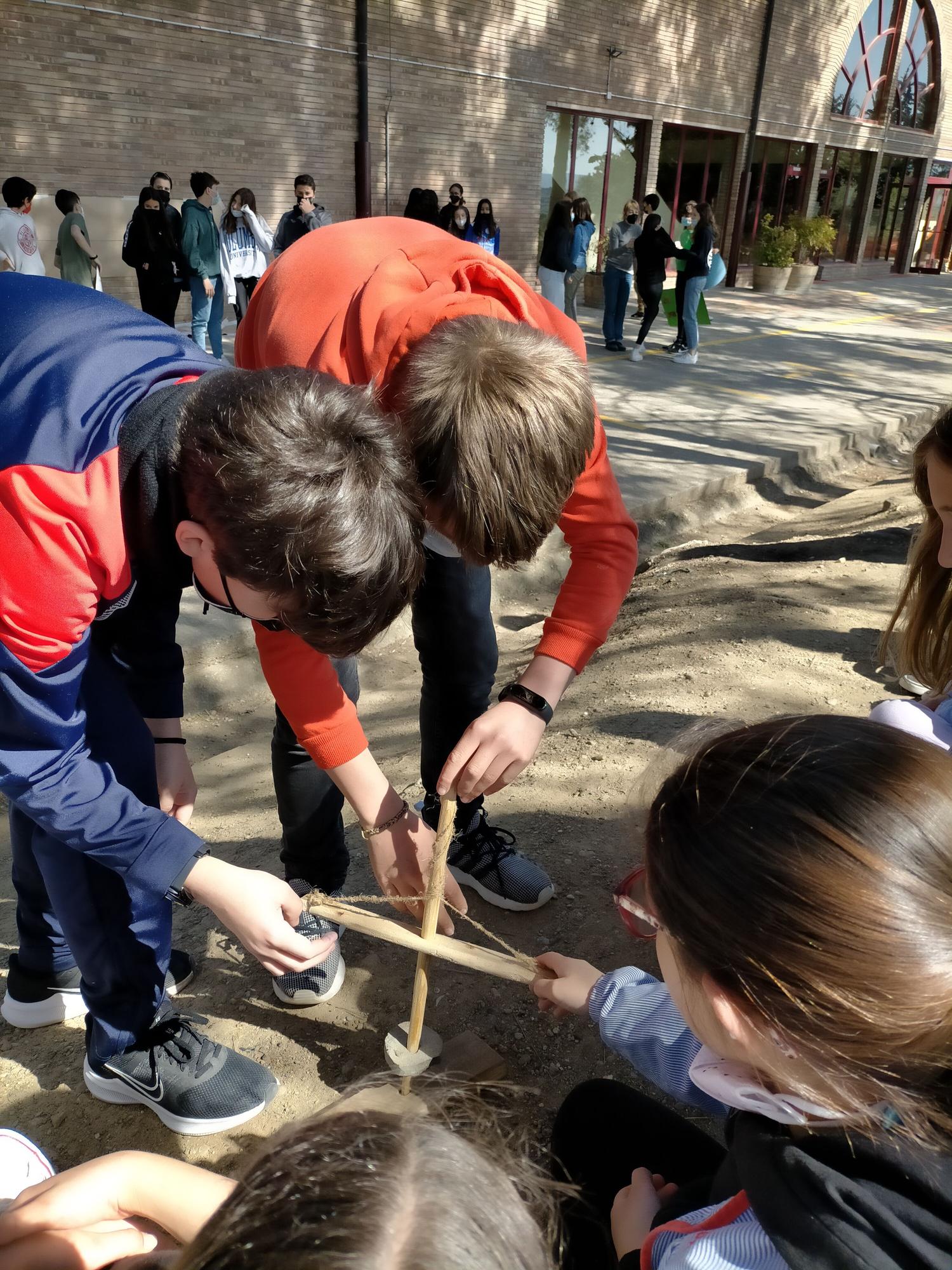 Actividad en el recreo para mostrar a los escolares más pequeños cómo se hacía el fuego en la Prehistoria.