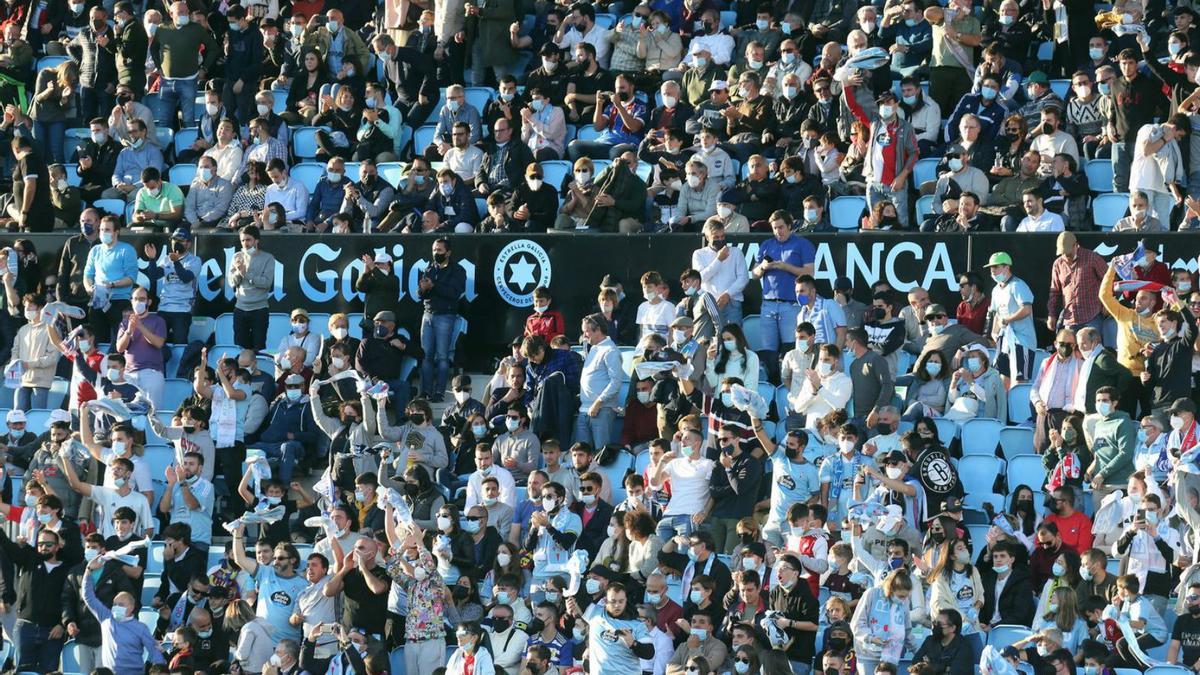 Aficionados del Celta en Balaídos durante un partido de esta temporada. |