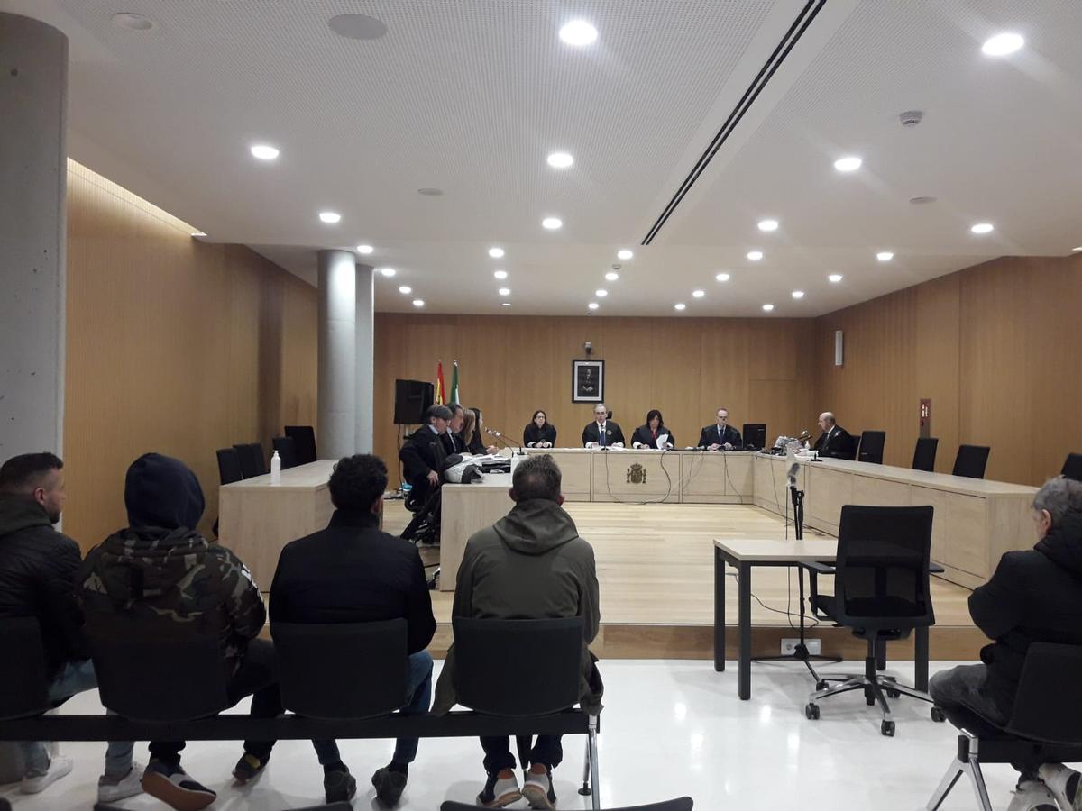 Acusados de narcotráfico, este miércoles en el juicio celebrado por la Audiencia provincial de Córdoba.