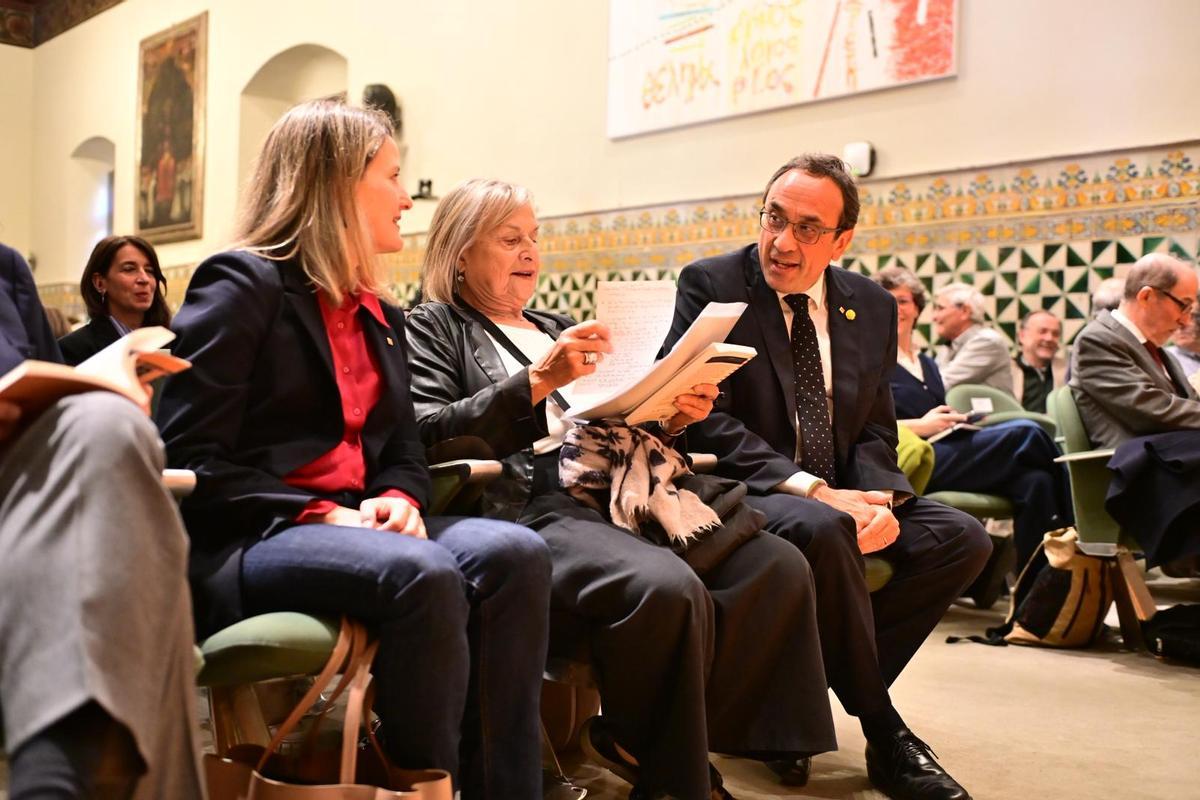 El president del Parlament, Josep Rull, junto a la presidente del IEC, Teresa Cabré, i la consellera de Drets Socials i Inclusió, Mònica Martínez Bravo