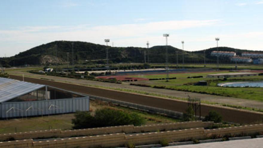 Vista de las actuales instalaciones donde se ubicaría un hotel de lujo (en el lugar de la carpa) y un casino en el centro del hipódromo, donde ahora hay un lago.