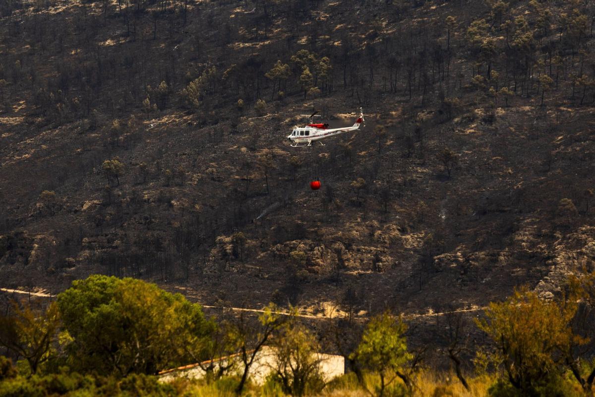 Un helicóptero de extinción, en los montes de Teresa de Cofrentes, el año pasado.
