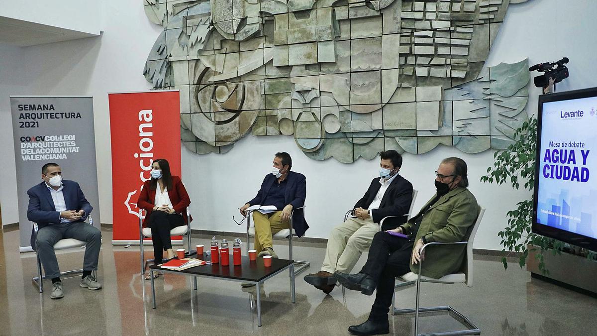 Los participantes en la primera mesa redonda: Carlos Espinosa, Elisa Valía, Julio Monreal, Marc García y Luis Sendra. | M.A,MONTESINOS