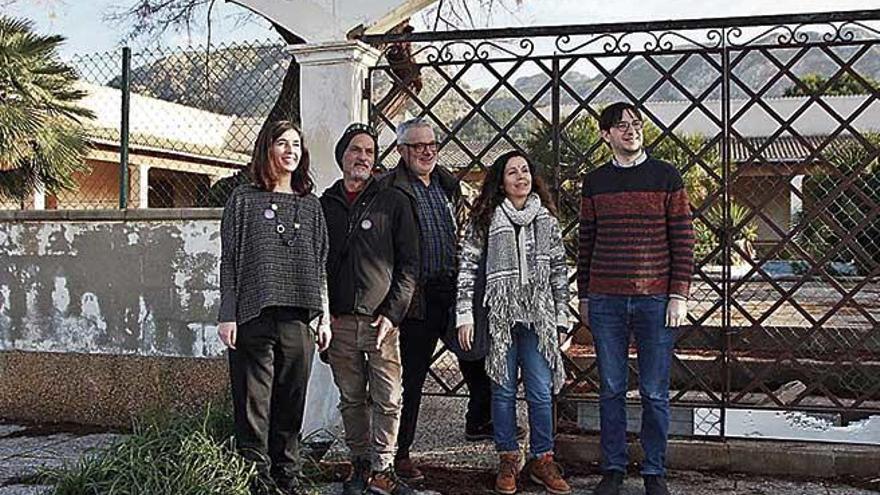 Representantes de MÃ©s celebran ayer la resoluciÃ³n de la sentencia a las puertas del camping.