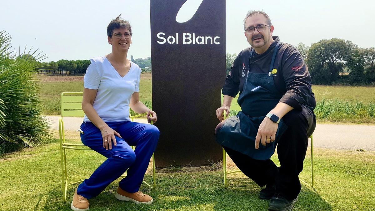 Sonia Labrador y Jordi Ribas, en el restaurante Sol Blanc.