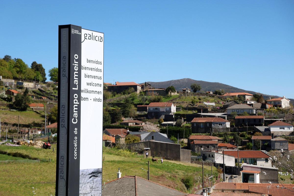 Cartel de Campo Lameiro, concello que pasa a ser O Campo Lameiro.