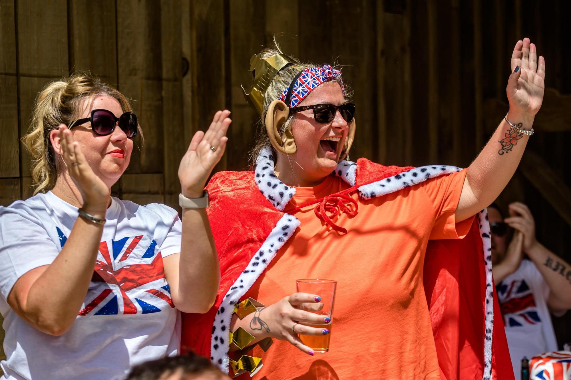 Las calles y terrazas de Benidorm llenas para celebrar la coronación de Carlos III