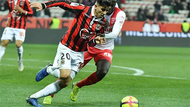 Youcef Atal, lateral pretendido por media europa, maravilla con un golazo ante el Nimes