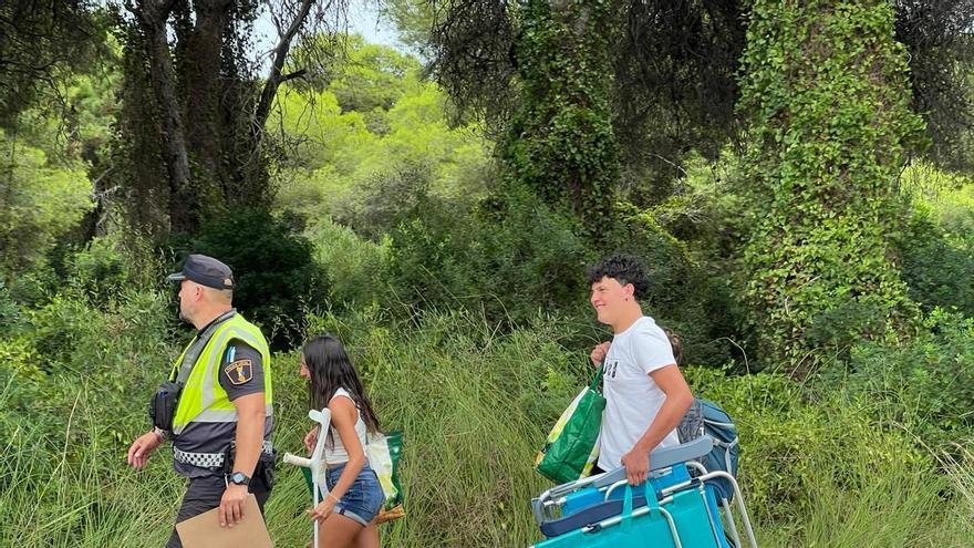 Vecinos del Saler entran con sus coches para recoger sus enseres