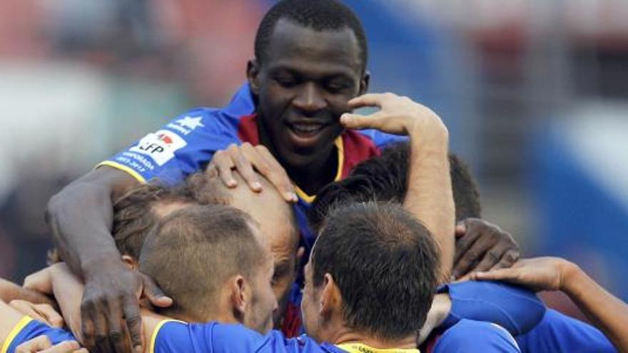Arouna Koné celebra con sus compañeros uno de los goles del Levante UD.