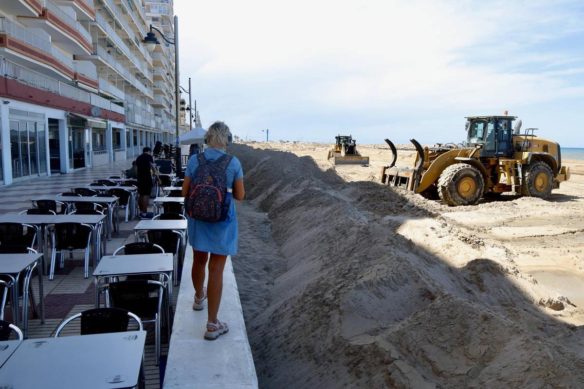 Los trabajos para la regeneración del litoral continúan en El Perelló.
