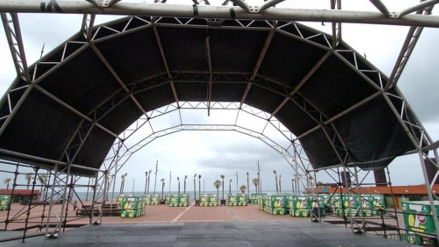 Montaje de los chiringuitos del Carnaval en la Plaza de la Música