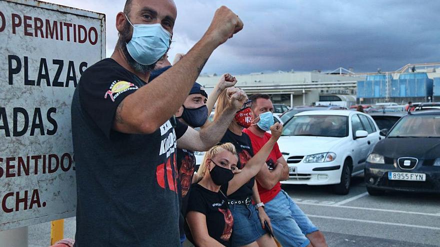 Treballadors de Nissan a l&#039;entrada de la planta de la Zona Franca després d&#039;anunciar-se l&#039;acord