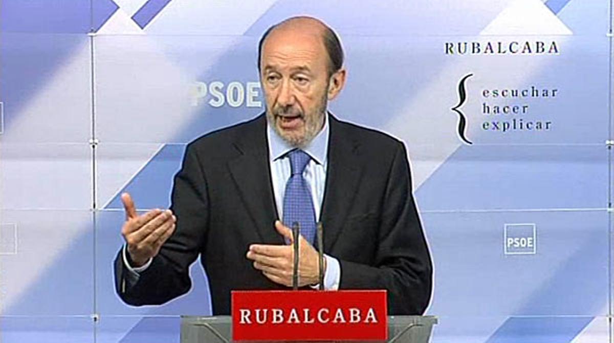 Rubalcaba demana a empresaris i sindicats un pacte urgent sobre política de rendes.