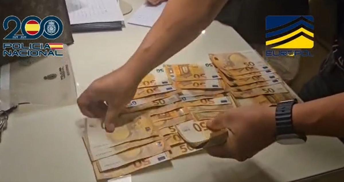 Dinero intervenido en uno de los registros.