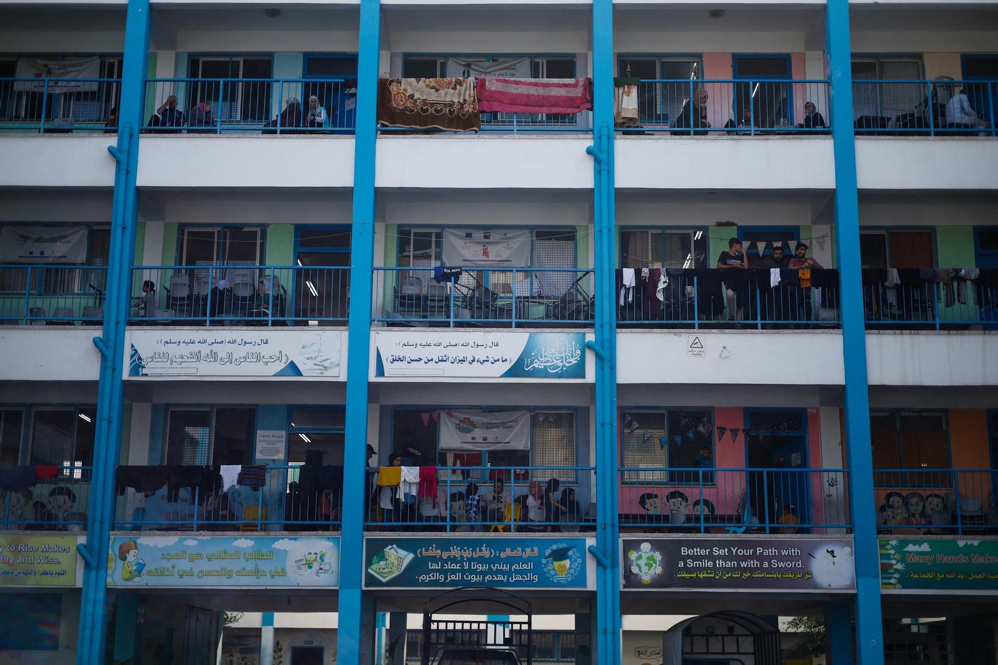 Palestinos que han tenido que abandonar sus hogares en medio de los ataques aéreos israelís se refugian en una escuela de las Naciones Unidas, en Gaza