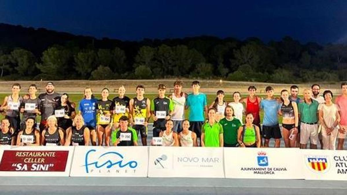 Organizadores y atletas posan en Magaluf.