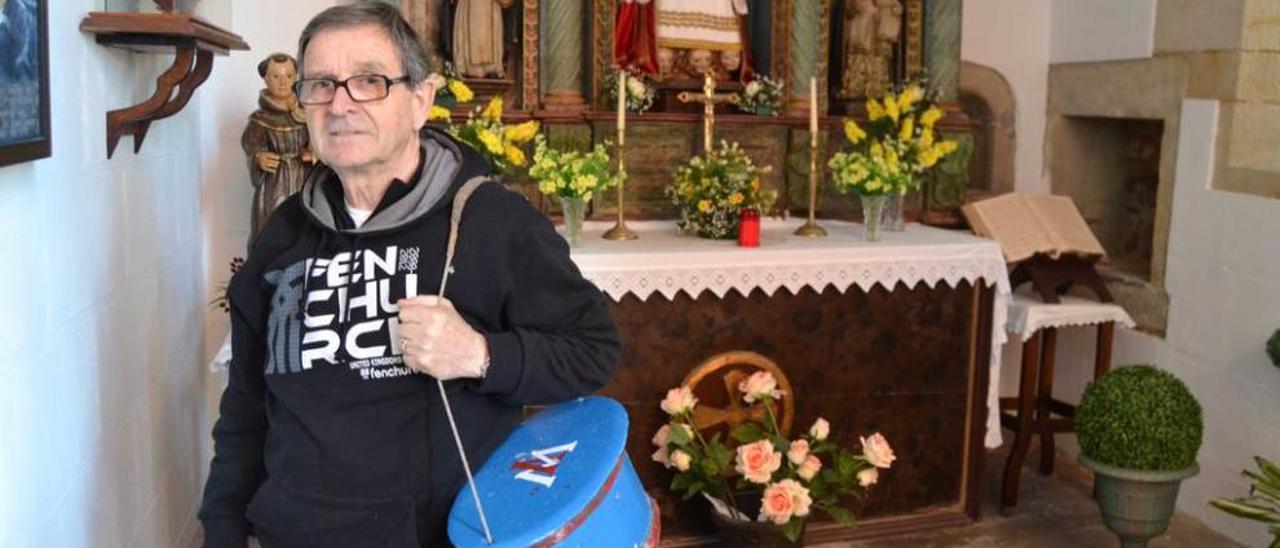 Luis Montoto con el &quot;balde&quot; de su abuelo en el interior de la capilla.