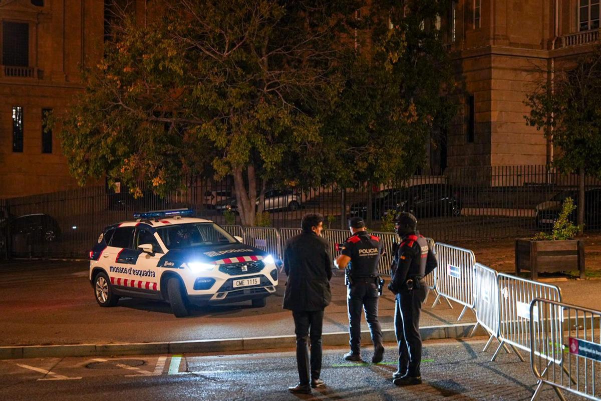 Los fans seleccionados de Rosalía esperan horas para el listening party en el MNAC, Barcelona