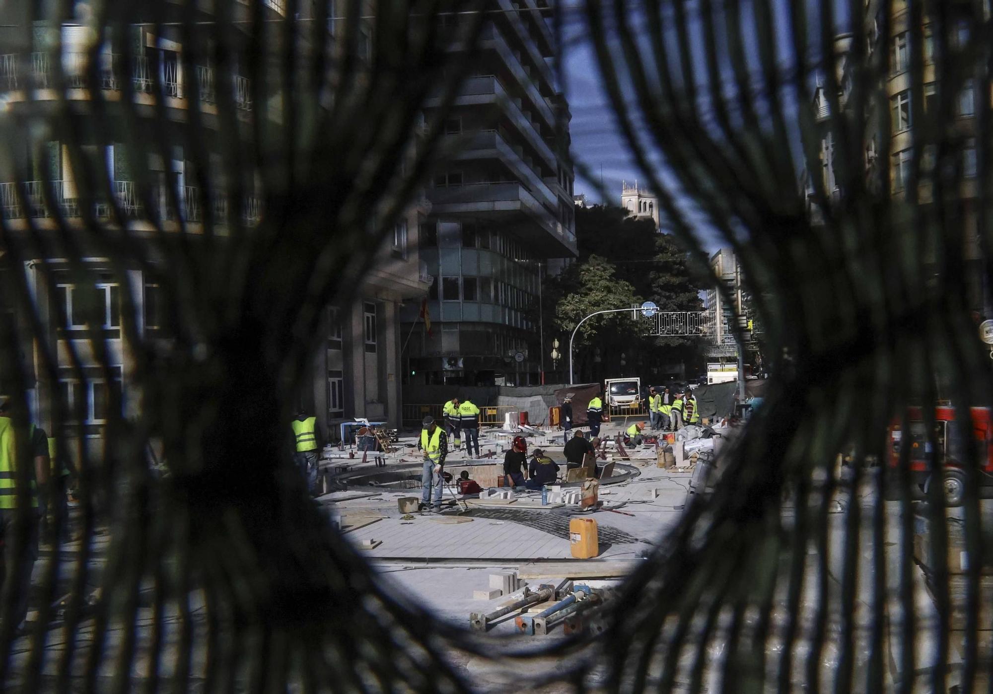 Operarios trabajando de día y de noche en el fondo de saco de la Explanada