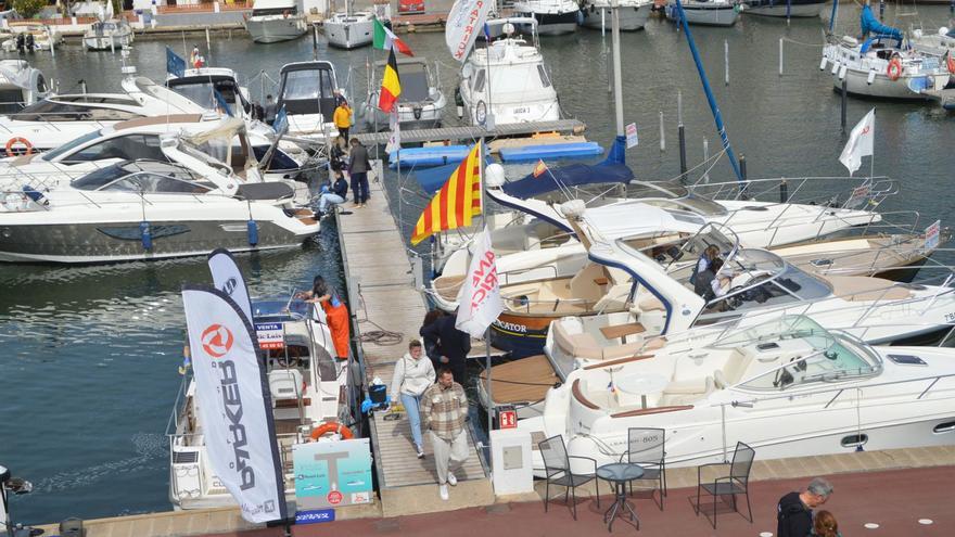 Visitants passejant pels pantalans del Club Nàutic durant la Fira del Vaixell d’Ocasió de l’any passat.