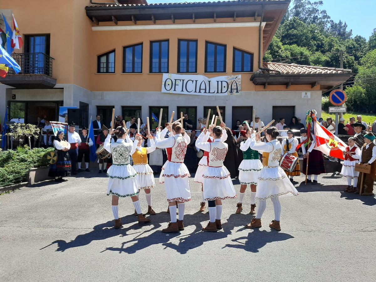 La actuación de las "Pauliteiras" de Miranda do Douro