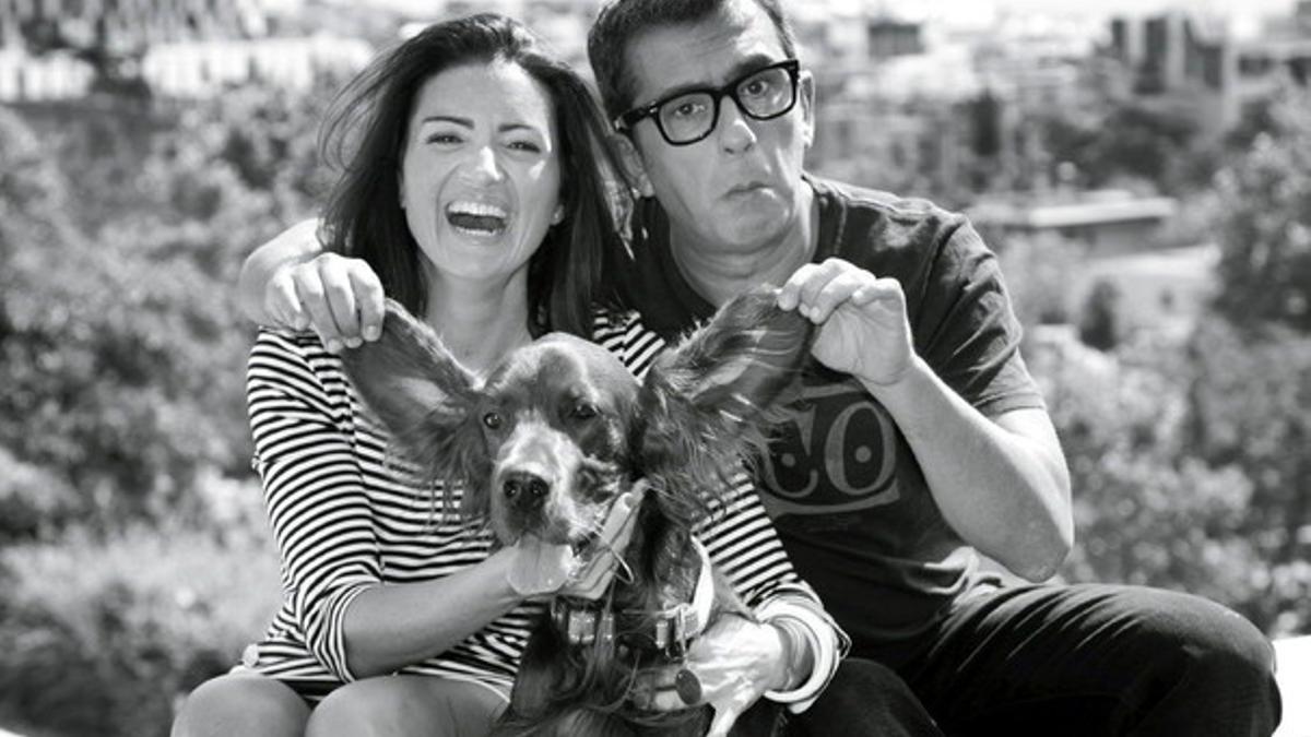 Andreu Buenafuente y su compañera, la actriz Silvia Abril, junto a su perro en una imagen del calendario Forum Bayer 2012.
