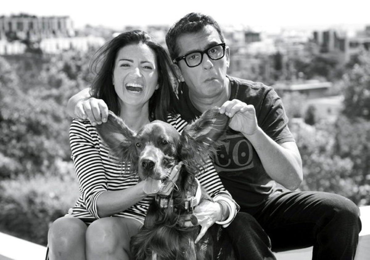 Andreu Buenafuente i la seva companya, l’actriu Silvia Abril, amb el seu gos en una imatge del calendari Forum Bayer 2012.