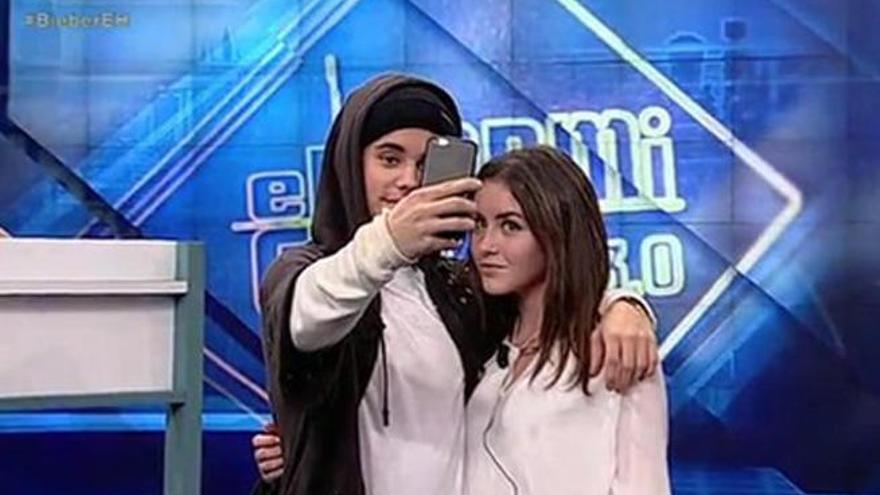 Justin Bieber, con una de sus fans en &#039;El Hormiguero&#039;.