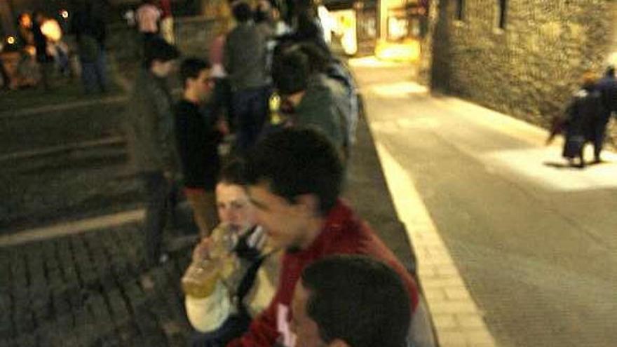 Un joven bebe alcohol en un &#039;botellón&#039;.