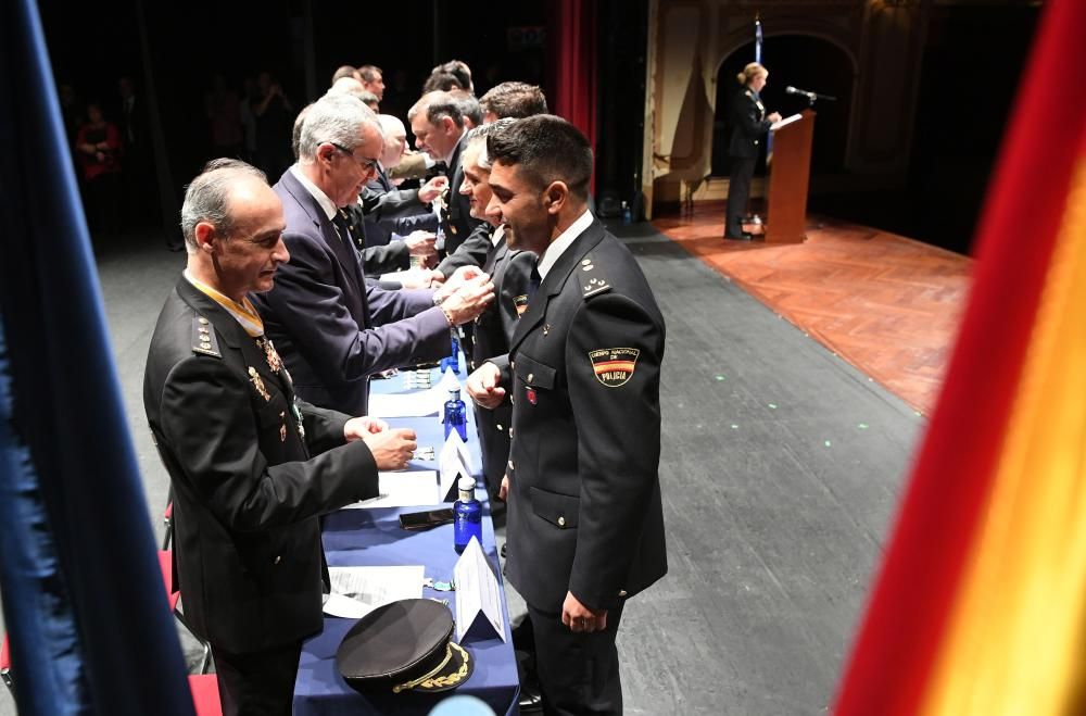 El acto institucional, en el Teatro Rosalía de Castro, ha sido presidido por el Delegado del Gobierno en Galicia.