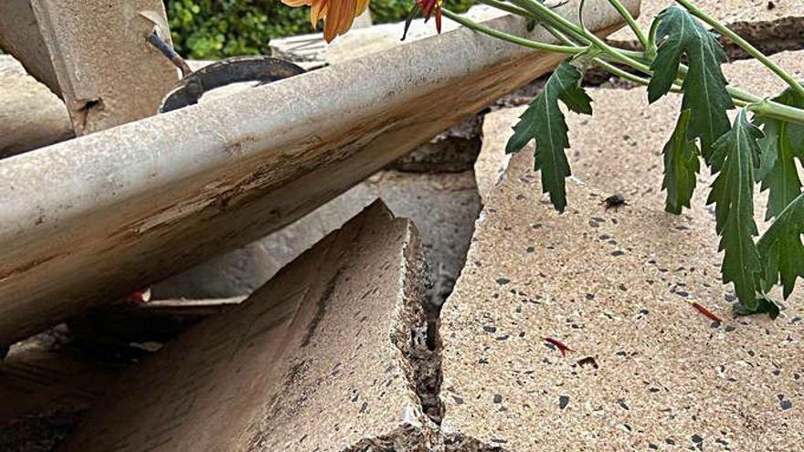 El antes y el después de una tumba dañada en el cementerio de Santa Lastenia, en la capital. | | E.D.