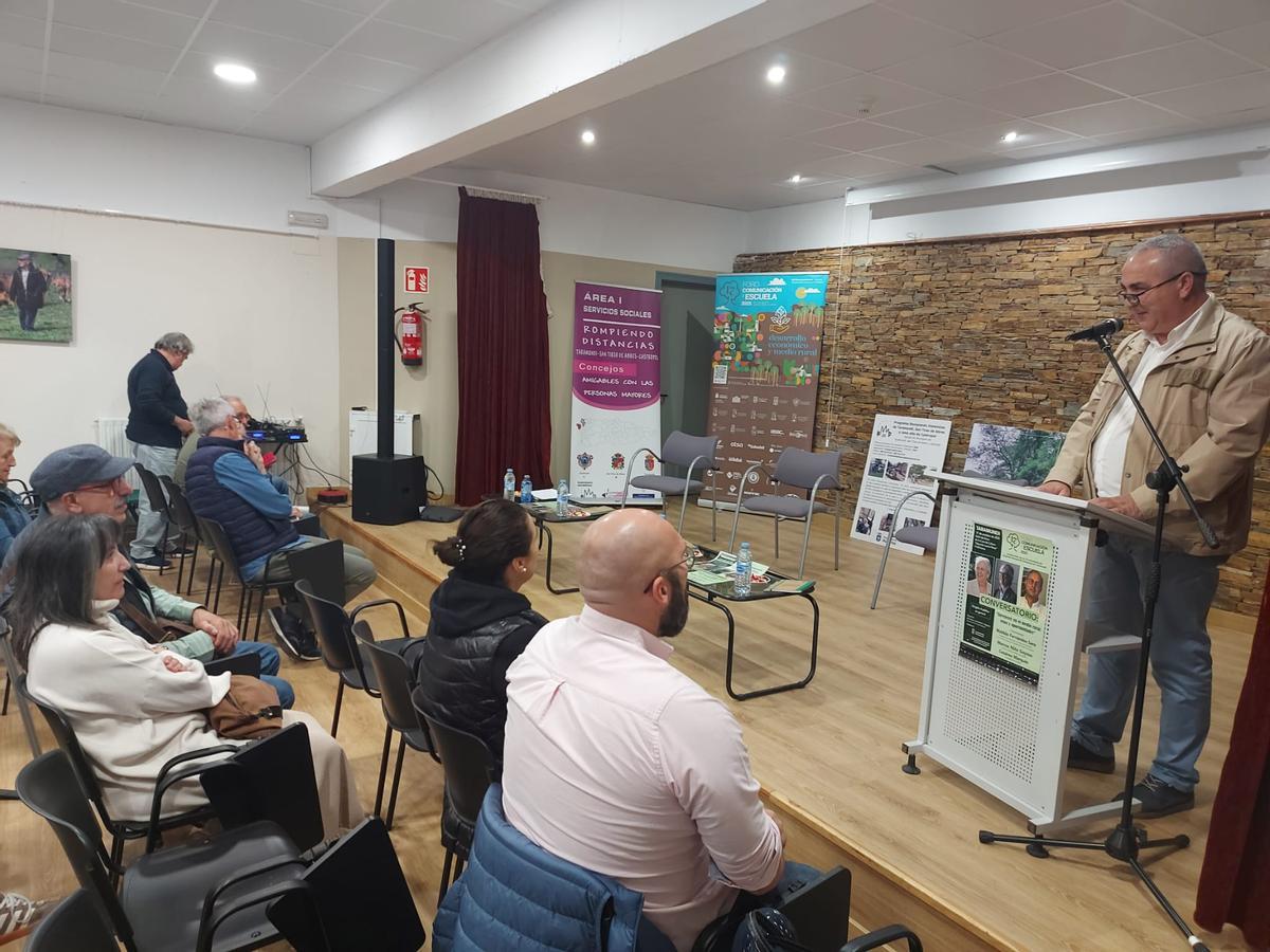 El alcalde de Taramundi, César Álvarez, en la presentación del coloquio en la casa de cultura taramundesa.