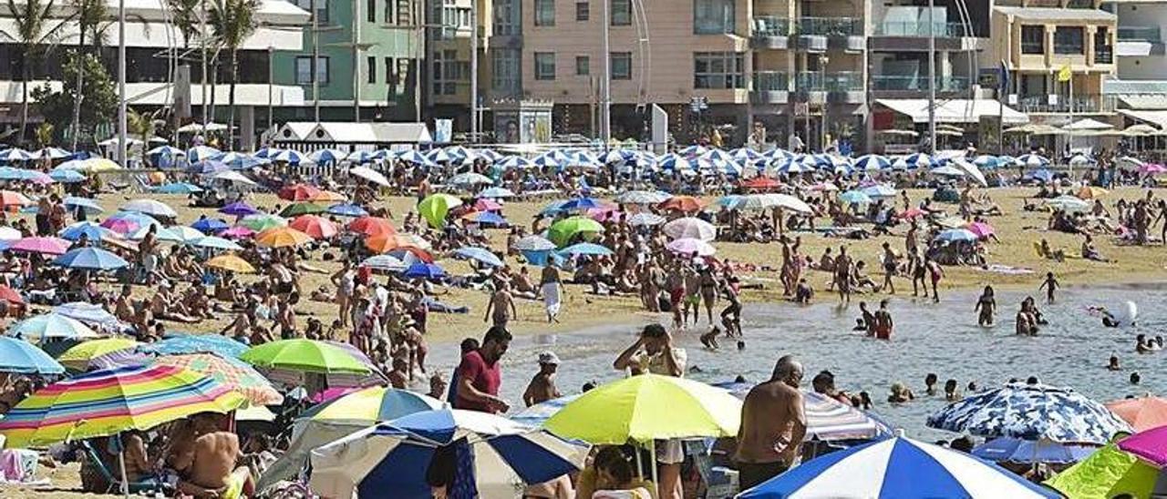 Ambiente el pasado domingo en la playa de Las Canteras. |