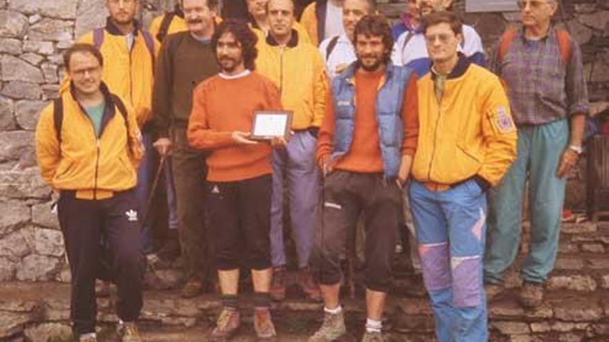 Los miembros del Grupo de Rescate de Bomberos de Asturias, durante el traslado del cuerpo de un montañero vasco fallecido en 2010 en Torresanta (Picos de Europa).