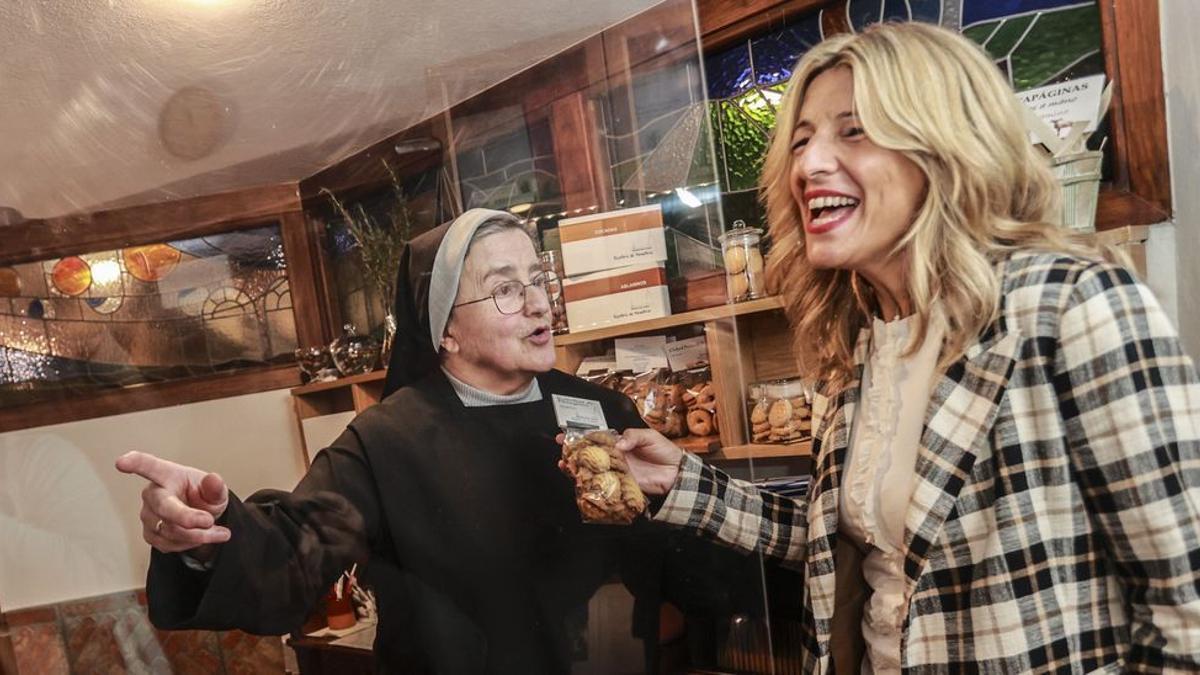 Yolanda Díaz con la hermana Teresa, en la tienda del convento de San Pelayo.