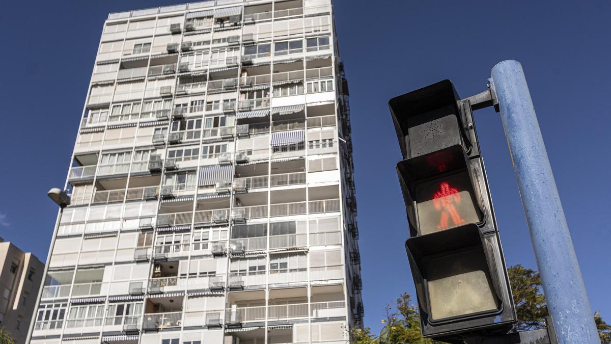 Un edificio de la avenida Holanda de Alicante donde se vende una vivienda okupada.