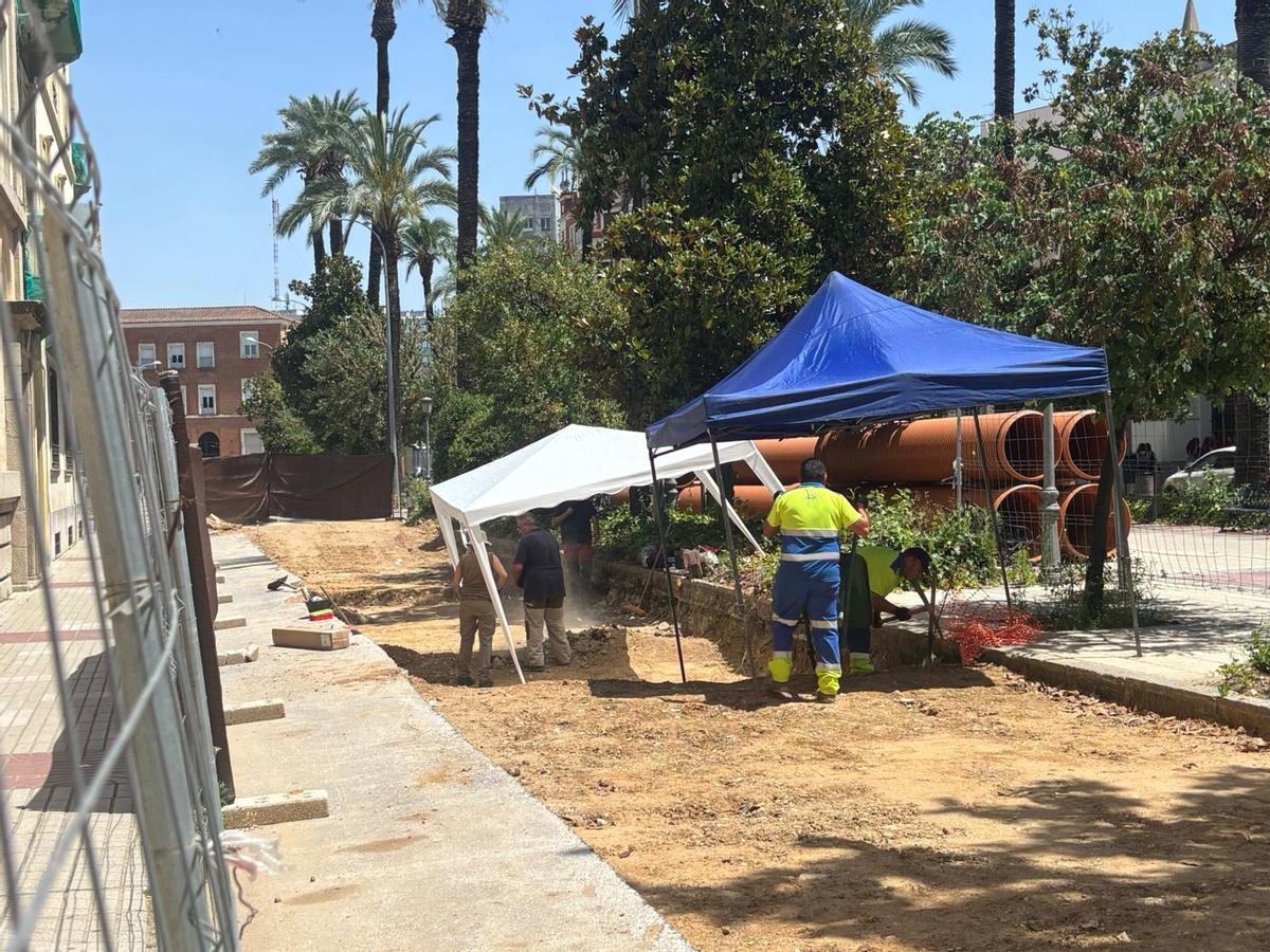 Varios trabajadores intervienen en el sector dos de la excavación arqueológica de la avenida de Huelva de Badajoz.