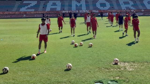 Los jugadores se retiran del campo tras el primer entrenamiento realizado en el interior del Ruta de la Plata ayer. | LOZ